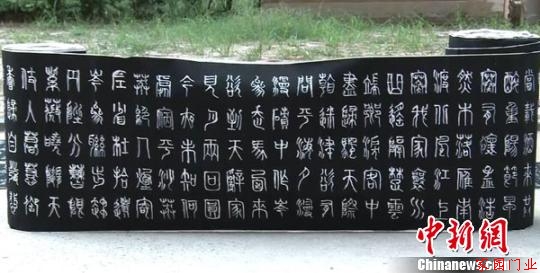 曾繁军用针笔书写的105米书法长卷《唐诗三百首》。　吕文岩　摄